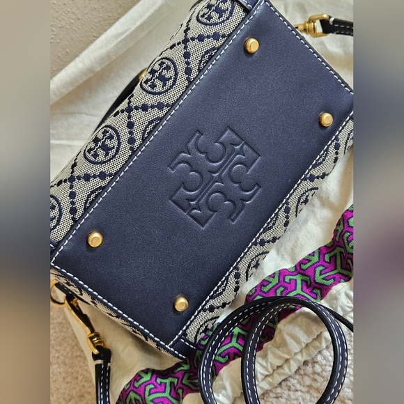 TORY BURCH . PETITE T MONOGRAM BARREL BAG - Picture 6 of 10